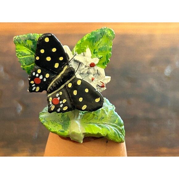 Vintage 1989 Butterfly On Leaf Clay Pot Figurine Thimble - Picture 2 of 3